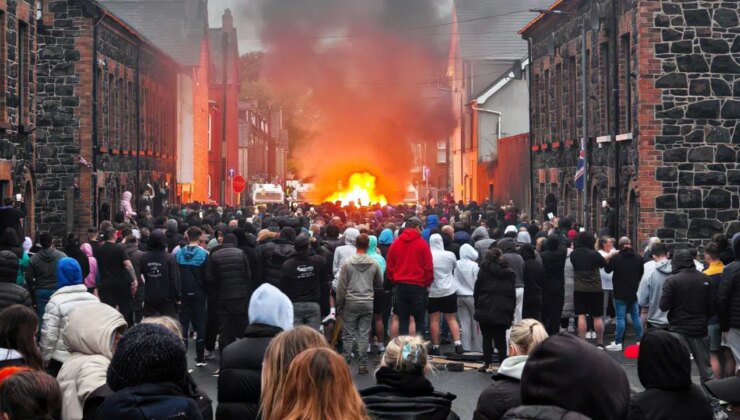 Kuzey İrlanda’da göçmen karşıtı protesto: Polisler yaralandı, evler ateşe verildi