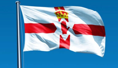 Kuzey İrlanda’da göçmen karşıtı protestoda 2 ev ateşe verildi