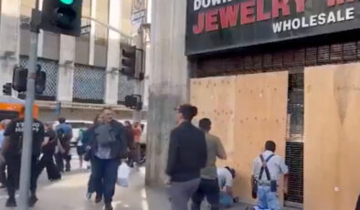 Los Angeles’ta esnaf yağmalara karşı önlem almaya çalışıyor