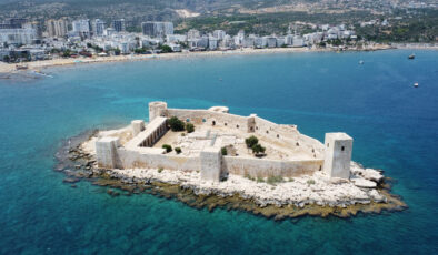 Mersin’de bayram tatiliyle Kızkalesi’nde deniz keyfi