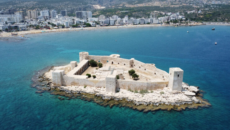 Mersin’de bayram tatiliyle Kızkalesi’nde deniz keyfi