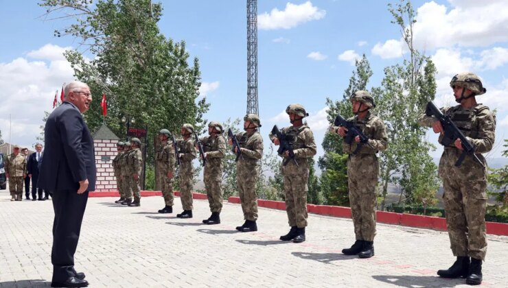 Milli Savunma Bakanı Yaşar Güler İran sınırında
