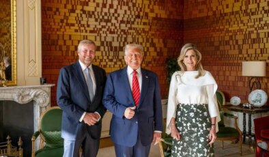 NATO Zirvesi’nde tartışma yaratan görüntüler: Kraliçe, Trump’ı taklit mi etti?