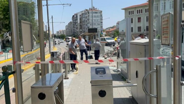 Otobüs durağı tramvay durağına daldı: Yaralılar var!