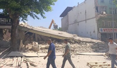 Panik anları… İki katlı bina yıkım sırasında çöktü