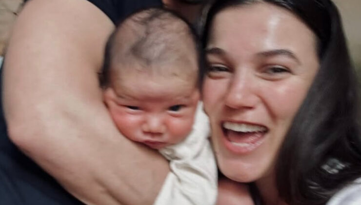 Pınar Deniz oğlunun yüzünü ilk kez gösterdi