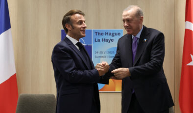 Rus medyasından Macron yorumu: Erdoğan’ı alt etmeye çalıştı, beyblade gibi döndü