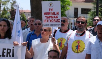 Sağlık emekçilerinden maaş kesintilerine tepki: Maaş bordrolarını yaktılar!