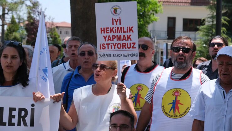 Sağlık emekçilerinden maaş kesintilerine tepki: Maaş bordrolarını yaktılar!