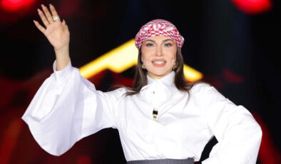 Şanlıurfa’da konser veren Ebru Yaşar’a yoğun ilgi: Puşi ile sahneye çıktı