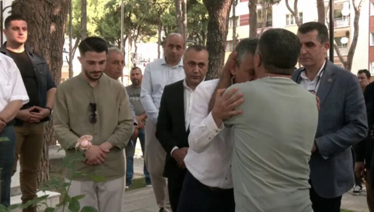 Şehitliğe bayram ziyaretinde Şehit Enes Budak’ın babası, Özgür Özel’i alnından öptü