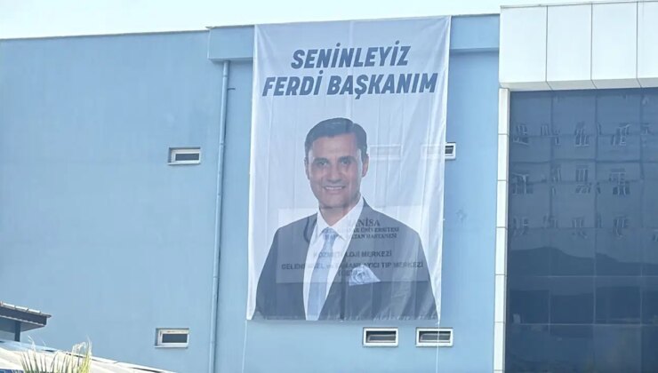 ‘Seninleyiz Ferdi Başkanım’ pankartı hastane duvarına asıldı