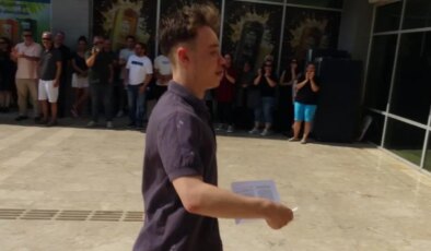 Sınava son saniyede yetişti: Velilerin alkışıyla binaya girdi