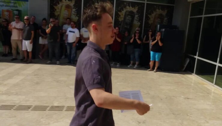 Sınava son saniyede yetişti: Velilerin alkışıyla binaya girdi