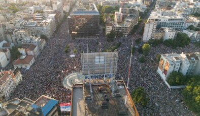 Sırbistan’da halk sokağa döküldü, polis müdahale etti