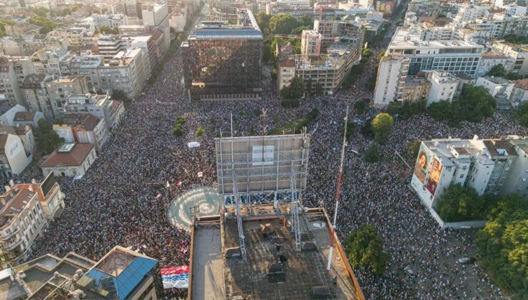 Sırbistan’da halk sokağa döküldü, polis müdahale etti