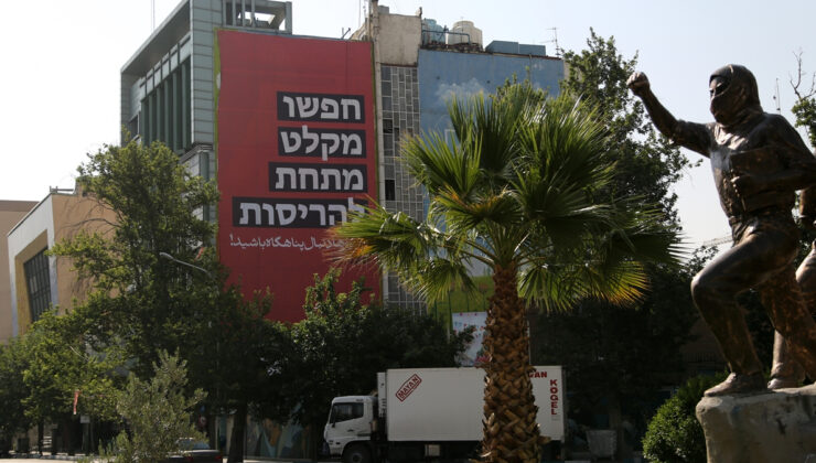 Tahran sokaklarında intikam afişleri dalgalandırıldı