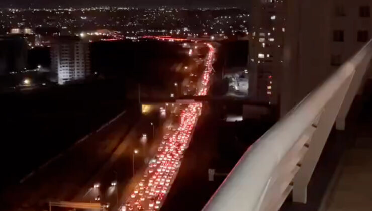 Tahran’da yüzlerce kilometrelik kaçış kuyruğu