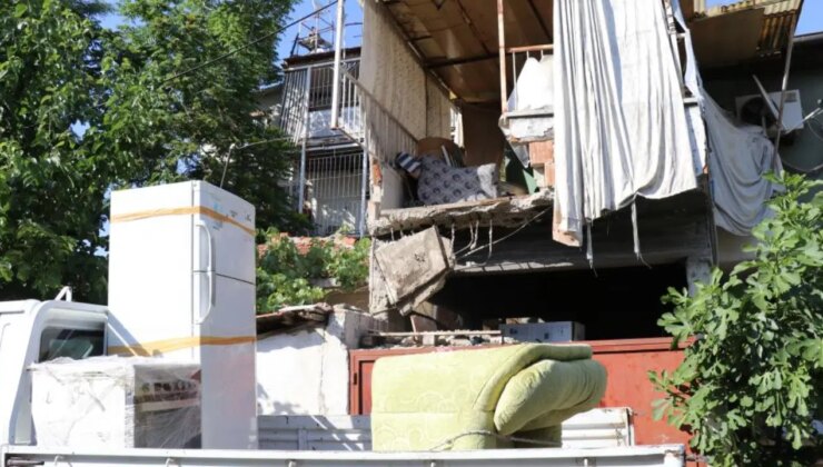 Taşıma işlemi yapılan evin balkonu çöktü: 3 yaralı