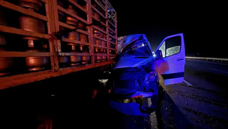 TEM’de can pazarı… Tüp yüklü kamyon ile minibüs çarpıştı: 16 yaralı