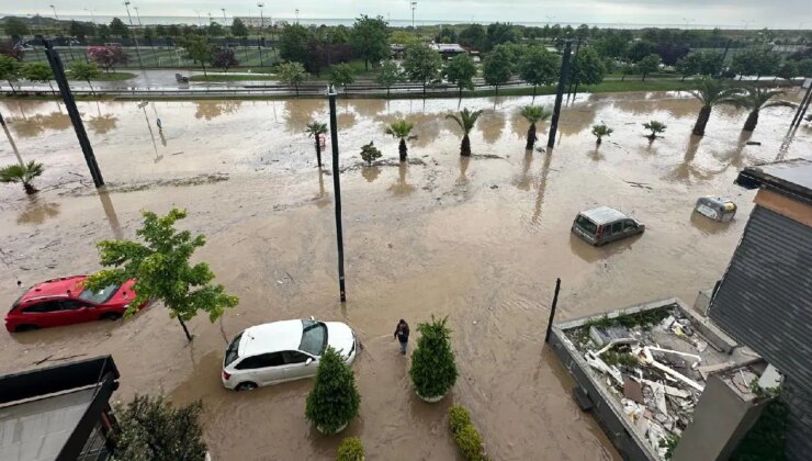 Trabzon’da sağanak esareti… Cadde ve sokaklar göle döndü!