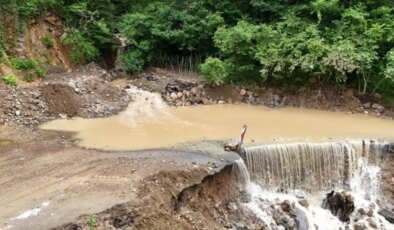 Trabzon’u sağanak vurdu: 5 mahalle yolu ulaşıma kapandı
