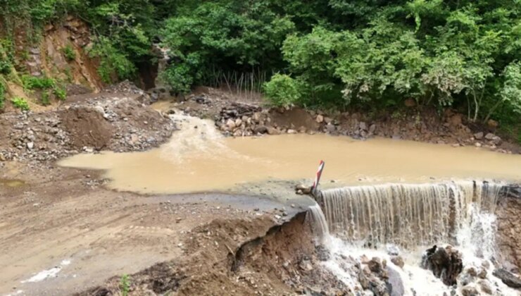 Trabzon’u sağanak vurdu: 5 mahalle yolu ulaşıma kapandı
