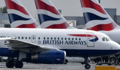 Uçuşta kayıplara karıştı, tuvaletten çıplak çıktı: Kabin memuru açığa alındı