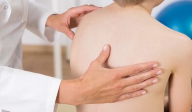 Uzmandan ‘skolyoz’ uyarısı: ‘Çocuklukta fark edilmesi tedavide kritik önem taşıyor’