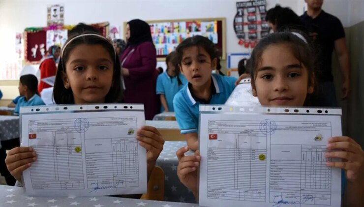 Yaz tatili resmen başladı: Yaklaşık 20 milyon öğrenci karne aldı