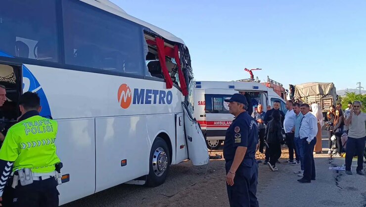Yolcu otobüsü TIR’a çarptı: Çok sayıda yaralı var