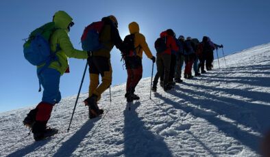 19 sporcunun İstanbul’dan Ağrı Dağı’na zorlu tırmanışı