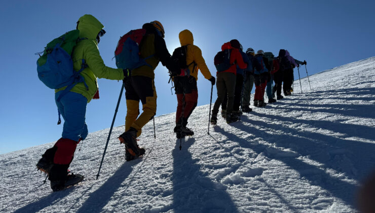 19 sporcunun İstanbul’dan Ağrı Dağı’na zorlu tırmanışı
