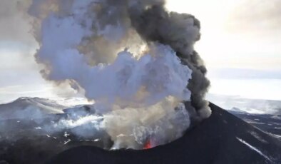 8.8’lik depremin ardından yanardağ faaliyete geçti!