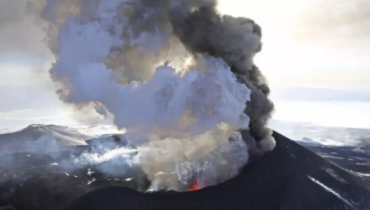8.8’lik depremin ardından yanardağ faaliyete geçti!