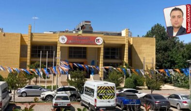 AKP kendi etkinliği için üniversiteyi kullandı: Üniversite amfisi AKP bayraklarıyla donatıldı