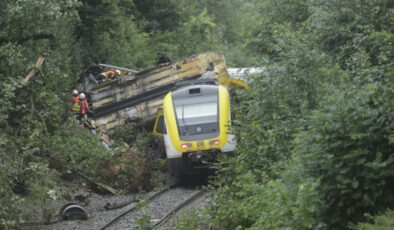 Almanya’da yolcu treni raydan çıktı: 3 ölü