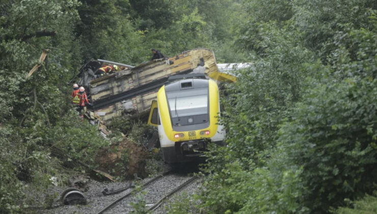 Almanya’da yolcu treni raydan çıktı: 3 ölü