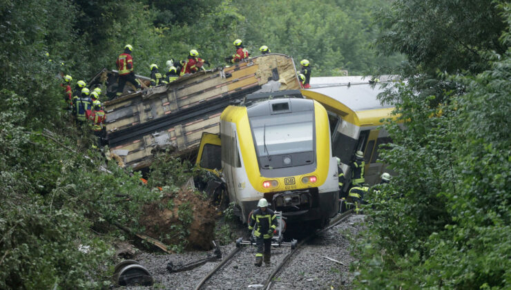 Almanya’da yolcu treninin raydan çıkması sonucu 3 kişi hayatını kaybetti