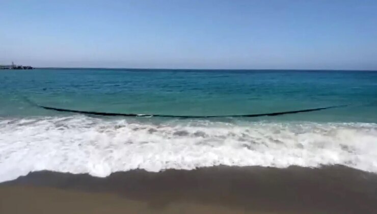 Antalya’da Selinus Sahili’nde 500 metre uzunluğunda plastik boru kıyıya vurdu