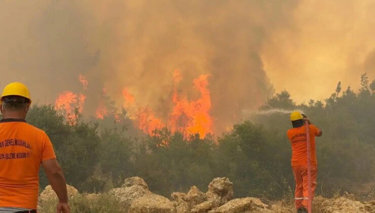 Antalya’daki orman yangınları devam ediyor: Bir mahalle tahliye edildi