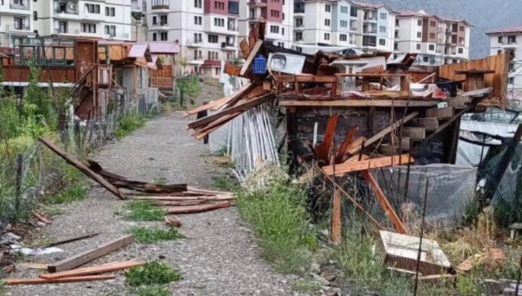 Artvin’de fırtına çatıları uçurdu
