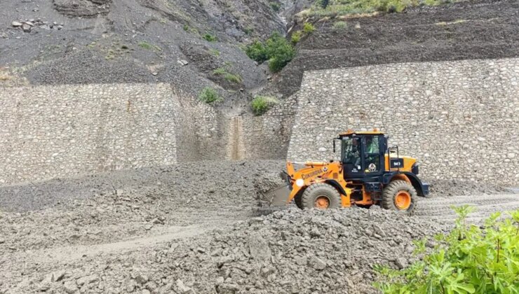Artvin’de heyelan: Yol trafiğe kapandı!