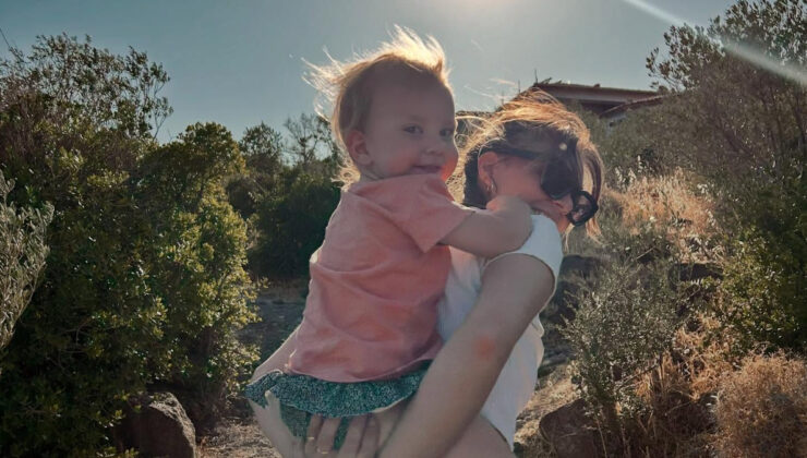 Aslı Enver’den çocuklu yeni paylaşım! Kızını sırtında gezdirdi