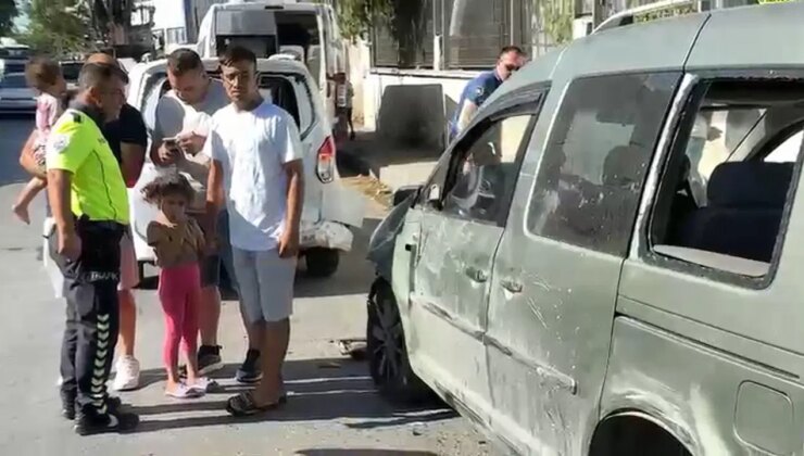 Avcılar’da faciadan dönüldü! Çocuğu fenalaşınca aracı park etti, hafif ticari araç çarptı: 4 yaralı