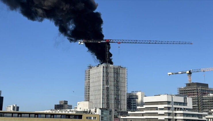 Berlin’de yüksek katlı binada yangın