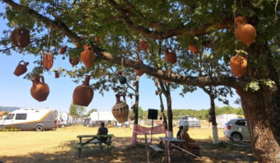 Bilecik’te çömlekler, dallarda çaputların yerini aldı