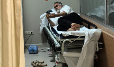 Bursa’da kaldığı çadırda 1,5 metrelik yılan bacağını ısırdı