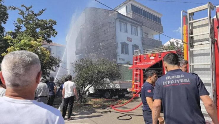 Bursa’da panik anları: Odunlukta çıkan yangın, park halindeki araçlara sıçradı!