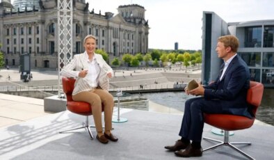 Canlı yayında protesto baskını: AfD liderinin röportajı yarıda kesildi!